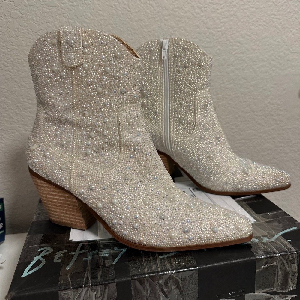 Betsey Johnson Emory Boots Women 7.5 Ivory Pearl Rhinestone Western Ankle Boot